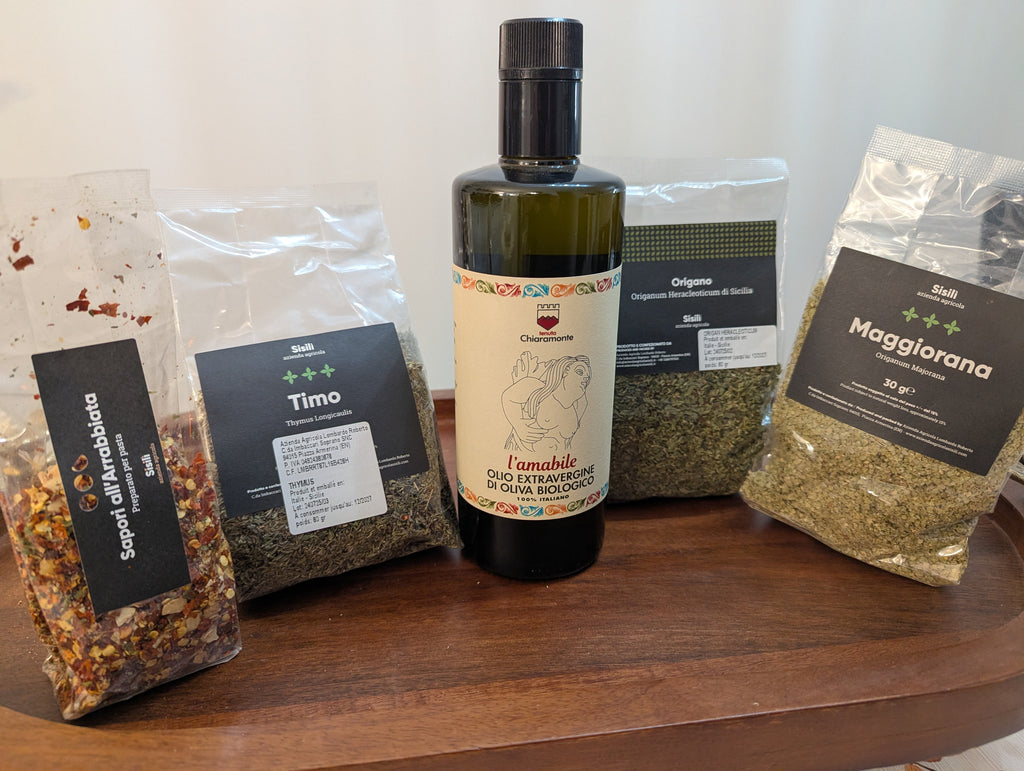 Lot saveur comprenant : une huile d'olive extra vierge m, biologique. D'ITALIE 500 ml  - lot d'épices de SICILE : Marjolaine 30 gr - origan 80 gr - thym 80 gr - préparation mixte pour pâtes et sauces 70 gr - piment mixé pour 80 gr.