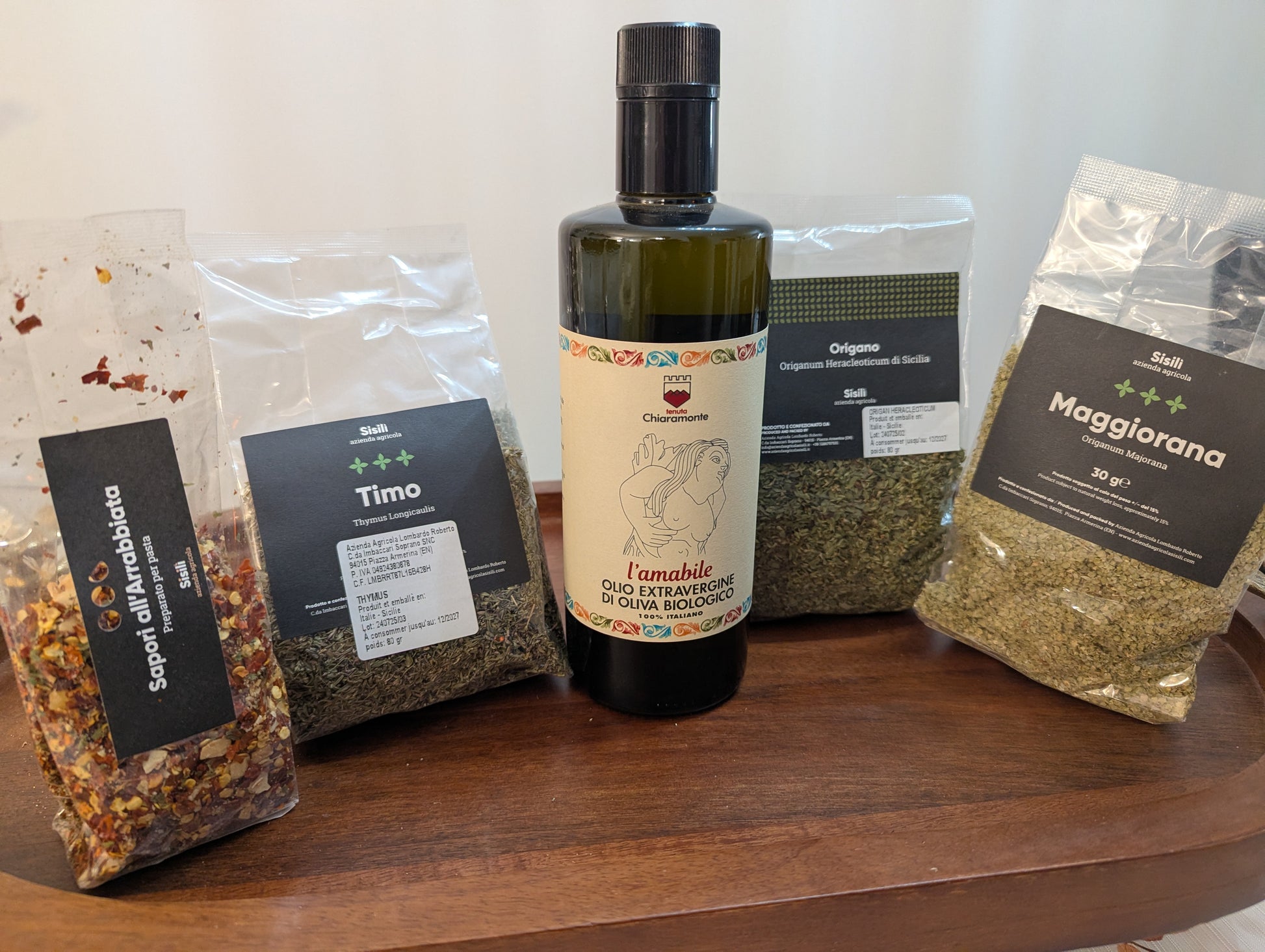 Lot saveur comprenant : une huile d'olive extra vierge m, biologique. D'ITALIE 500 ml  - lot d'épices de SICILE : Marjolaine 30 gr - origan 80 gr - thym 80 gr - préparation mixte pour pâtes et sauces 70 gr - piment mixé pour 80 gr.